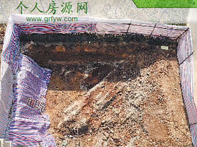 萬悅城7號樓小院內挖出一個四方形大坑