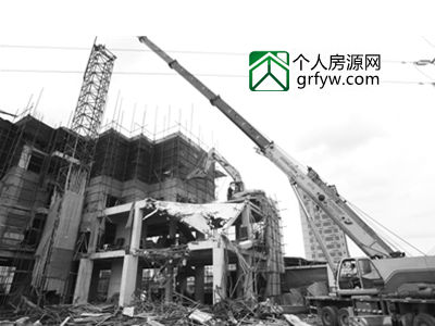 鉤機爬樓頂拆違霞山區對屋山房內村一違法建筑進行依法拆除