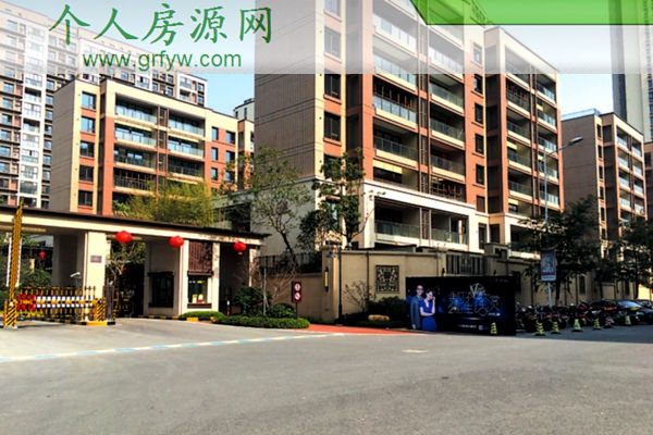 工人施工不當戳破水管,萬科金域平江精裝房地暖漏了一地水