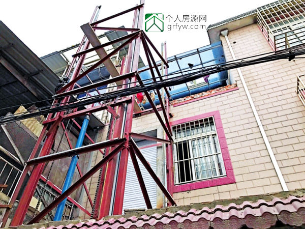 常熟元和村農民自建房隔壁鄰居裝了個電梯