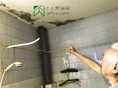 樓上嚴重滲水,樓下住戶家中墻面膩子脫落緊急求助
