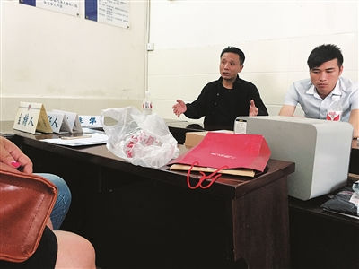 萬業(yè)貿(mào)易的人員在與丁先生等購房者協(xié)調(diào)