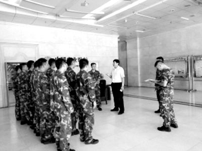 農行周口分行與市消防隊聯合開展高層建筑滅火應急演練