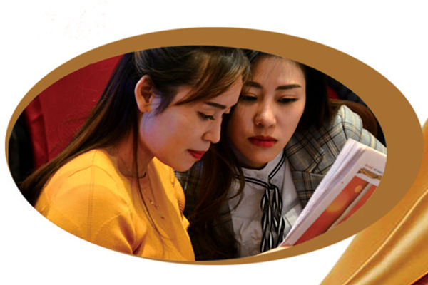 美女業(yè)主學(xué)習(xí)裝修知識(shí)