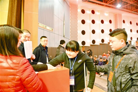 達州和諧家園公租房選房現場