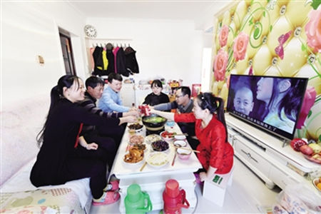 曹福祥、李鐵女一家人喜遷新居