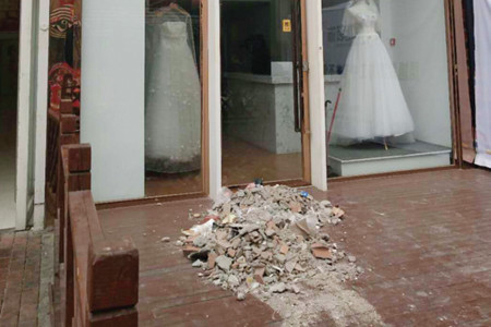 傾倒在蜜絲新娘婚紗店門口的建筑垃圾
