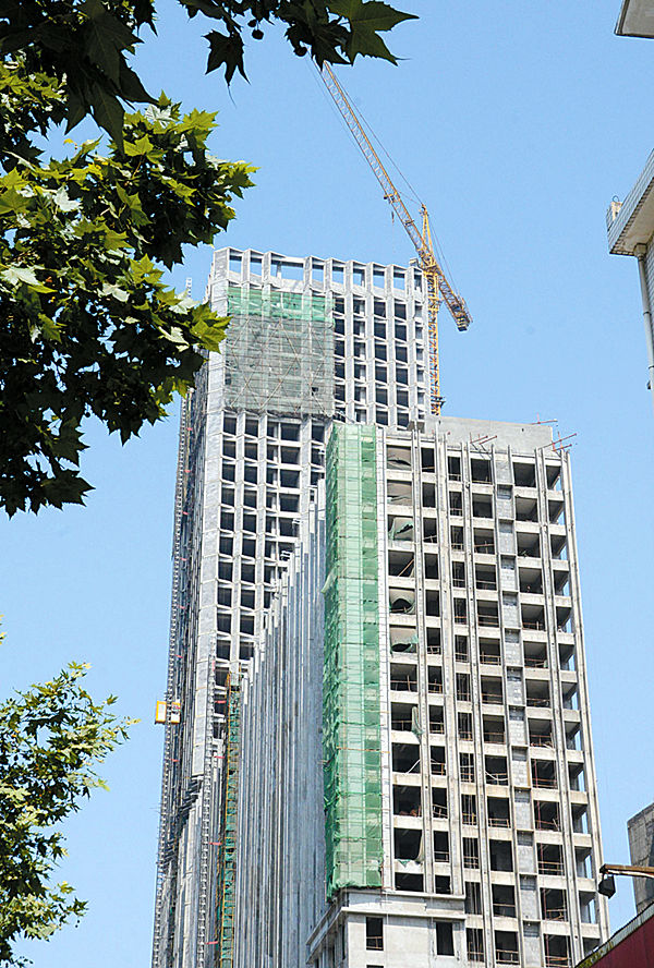 平頂山建設路中段一在建住宅樓外景
