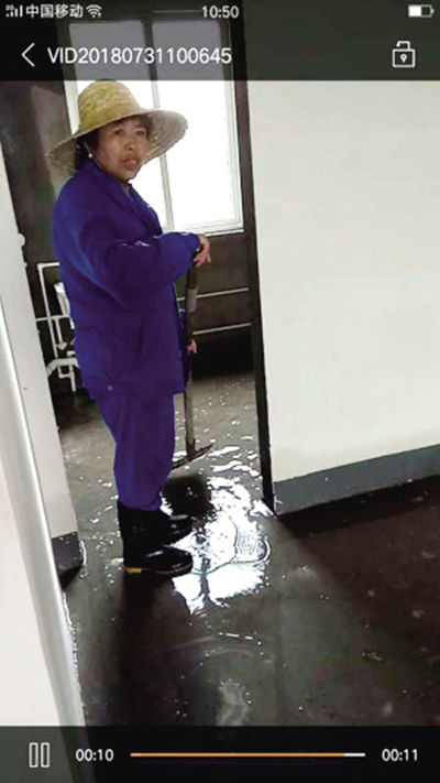 四季雅園空置房積水滲到樓下