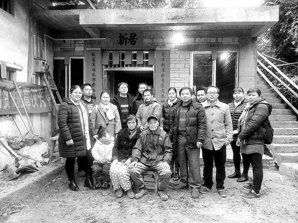 熱心人士與覃漢芳老人在新居合影