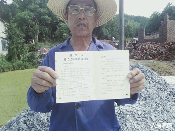 張產良站向幫辦記者展示其合法建房手續