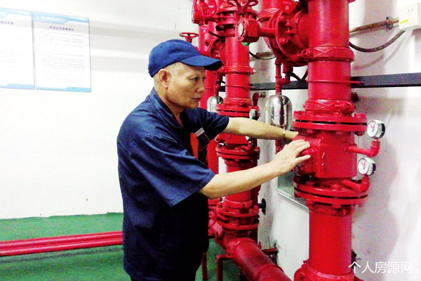 蘇港物業工作人員檢查泵房安全