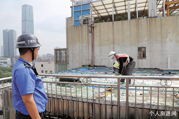 城管依法拆除樓頂違建活動室