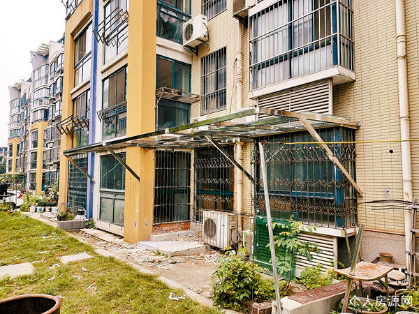 東暉花園小區(qū)違規(guī)建設的雨棚