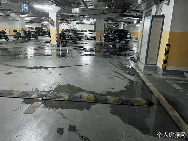 金科星辰小區地下車庫2號樓進出口附近地面有大量的污水