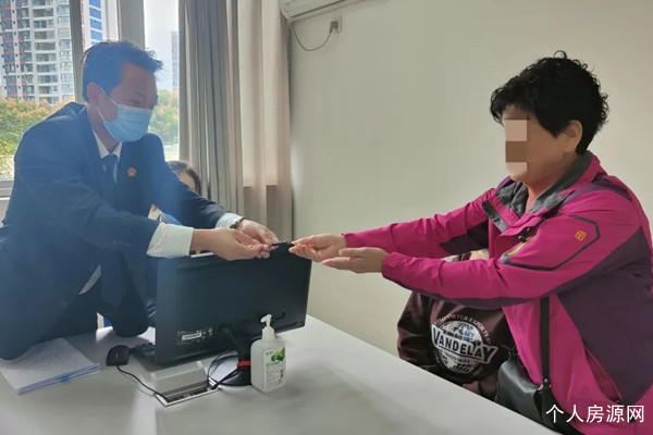 法院工作人員將房屋鑰匙交還黃某某