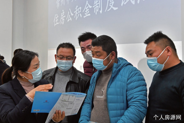 為物流司機講解繳存住房公積金試點政策