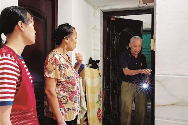 樓上樓下兩戶人家因漏水問題鬧矛盾怎么辦 七旬老人巧解鄰里糾紛 樓上樓下兩戶人家因漏水問題鬧矛盾怎么辦 七旬老人巧解鄰里糾紛